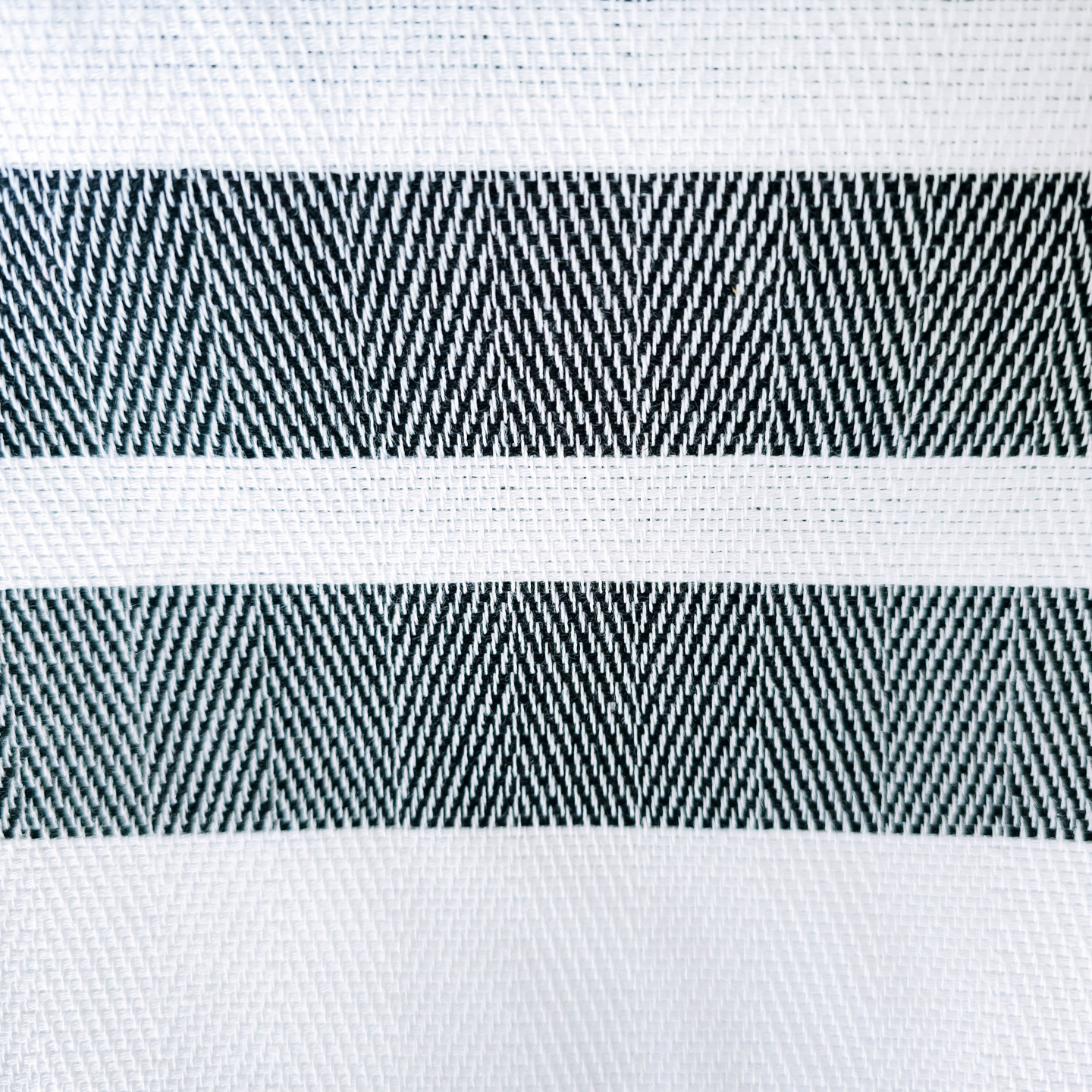 Pestemal mit Fischgrätenmuster, schwarz-weiß